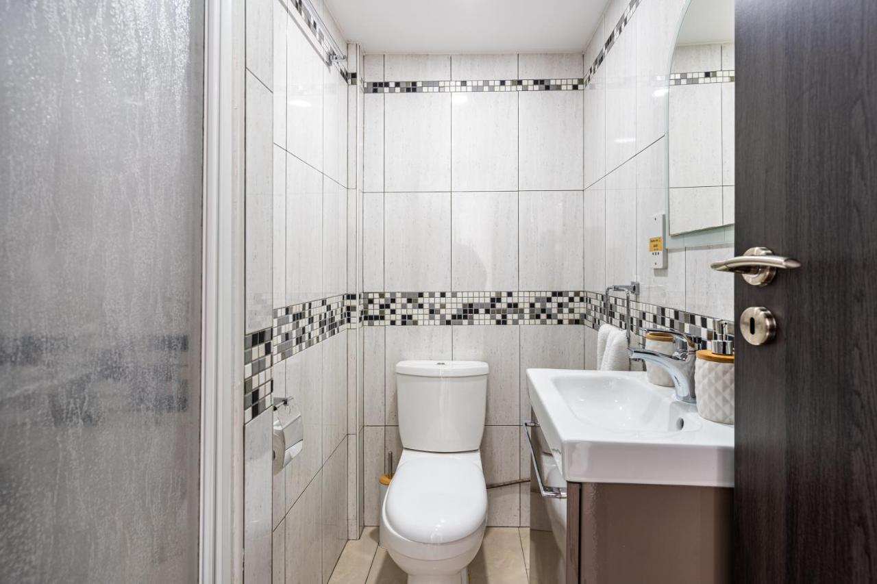 Beach Daze 1-Br Apt By Finikoudes Beach Larnaca Exterior photo